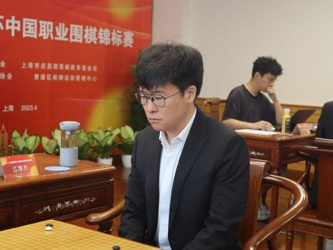 一时间，年轻将近二十岁的赖清华，成为整个美国华人圈谈论的焦点，无数人把赖清华奉为老神仙，一时间关于他的传说遍布整个华人界。